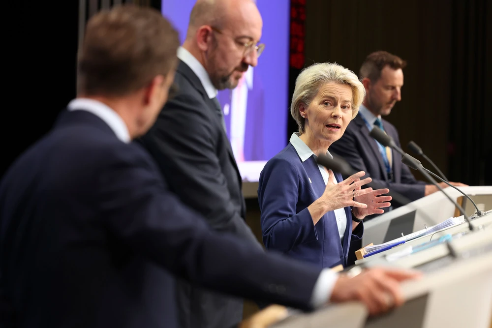 Chủ tịch Ủy ban Châu Âu Ursula von der Leyen (giữa) phát biểu tại hội nghị thượng đỉnh EU ở Brussels (Bỉ) ngày 30-6. Ảnh: AP