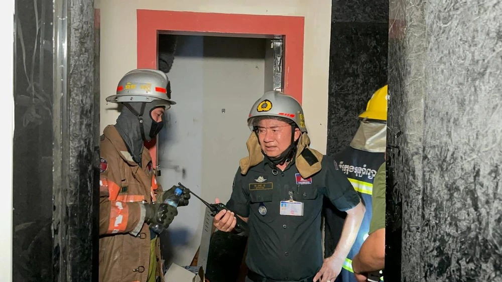 Đội cứu hộ làm việc tại hiện trường vụ cháy hộp đêm ‘6969’ ở quận Khan Toul Kork, thủ đô Phnom Penh (Campuchia) ngày 2-7. Ảnh: KHMER TIMES
