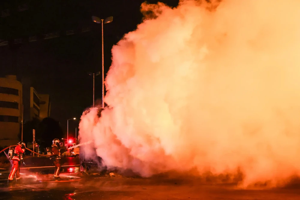 Lực lượng cứu hỏa dập tắt đám cháy do người biểu tình bạo động gây nên tại vùng Nanterre, ngoại ô Paris (Pháp) vào ngày 1-7. Ảnh: SHUTTERSTOCK