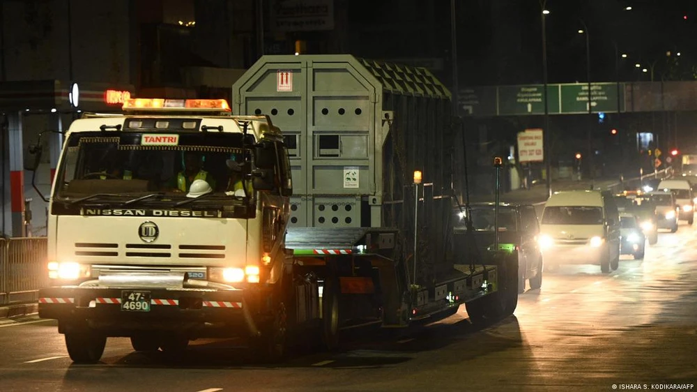 Đoàn xe chở con voi Muthu Raja. Ảnh: AFP