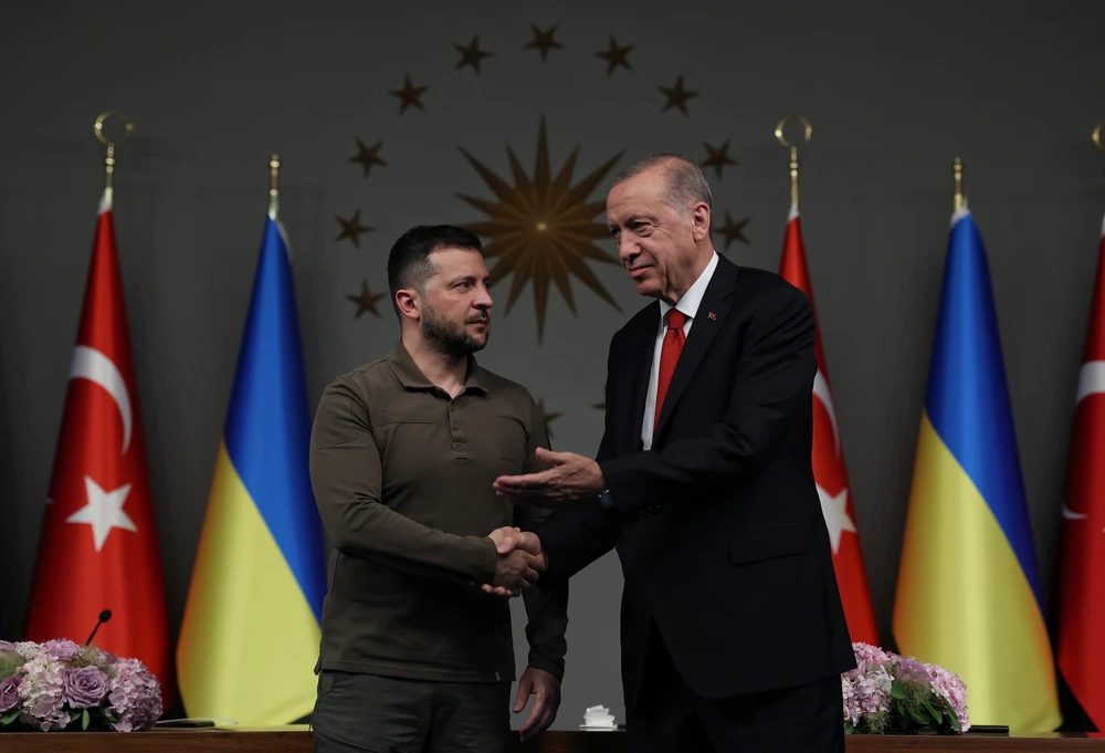 Tổng thống Ukraine Volodymyr Zelensky (trái) dự họp báo chung với Tổng thống Thổ Nhĩ Kỳ Tayyip Erdogan tại TP Istanbul (Thổ Nhĩ Kỳ) ngày 8-7. Ảnh: CNN