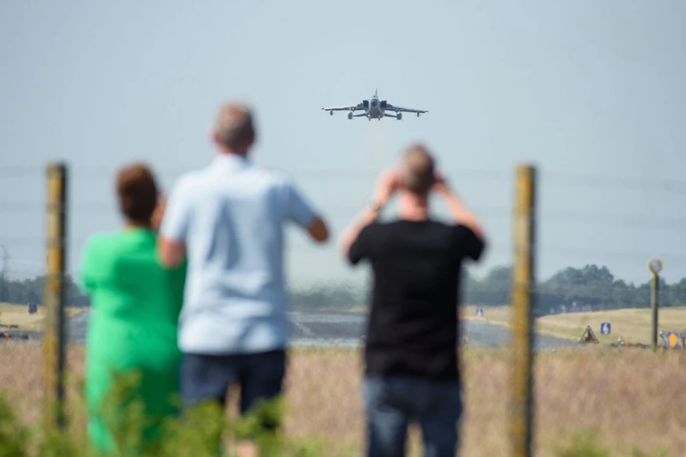 Người dân ở miền bắc nước Đức quan sát một máy bay cất cánh, trong cuộc tập trận không quân lớn nhất lịch sử của NATO hồi tháng 6. ẢNH: ZUMA PRESS