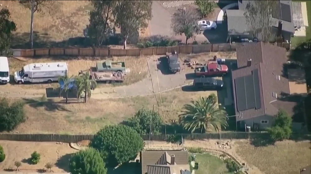 Khu vực ngôi nhà nơi đứa trẻ 3 tuổi nghịch súng bắn chết em gái 1 tuổi, tại vùng Fallbrook, quận San Diego, bang California (Mỹ), ngày 18-7. Ảnh: NBC NEWS