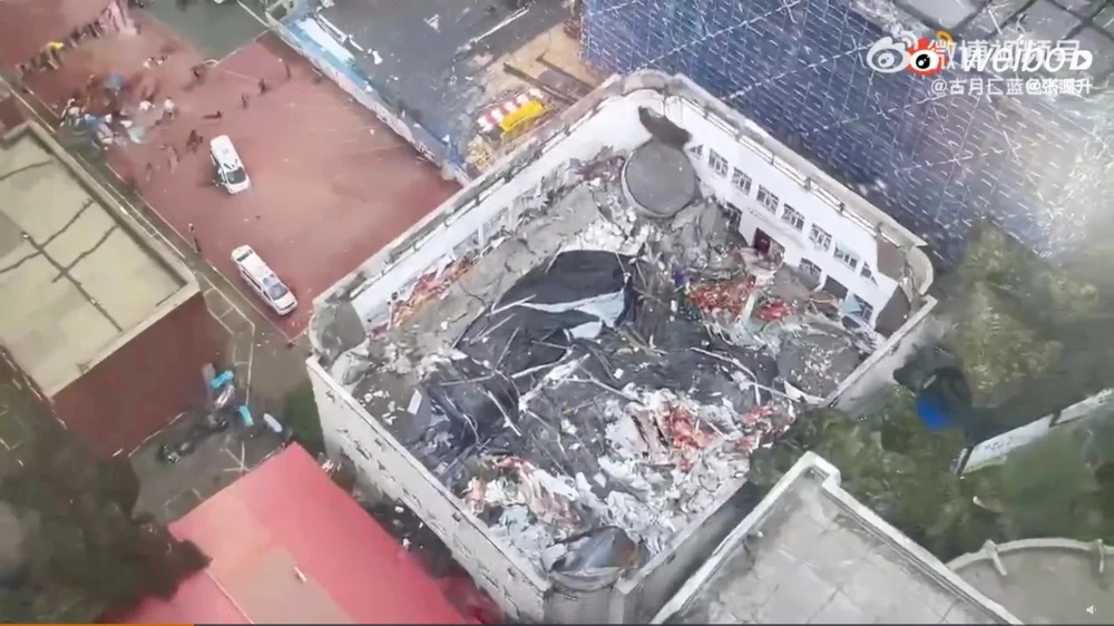 Sập mái sân vận động tại trường trung học số 34 ở TP Tề Tề Cáp Nhĩ, tỉnh Hắc Long Giang (Trung Quốc), ngày 23-7. Ảnh: SCMP