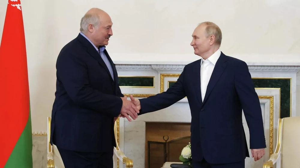 Tổng thống Nga Vladimir Putin (phải) tiếp Tổng thống Belarus Alexander Lukashenko tại TP St. Petersburg (Nga) ngày 23-7. Ảnh: SPUTNIK