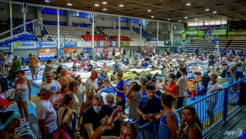 Khách du lịch và người dân địa phương qua đêm trong các phòng tập thể dục, trường học và trung tâm hội nghị khách sạn ở đảo Rhodes. Ảnh: AFP