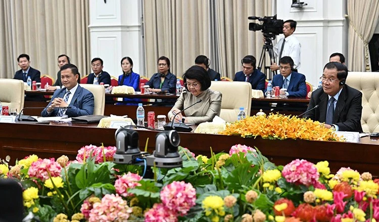 Ông Hun Manet (hàng đầu, bên trái) tham gia cuộc họp do Thủ tướng Campuchia Hunsen (phải) chủ trì hôm 22-7. Ảnh: KHMER TIMES