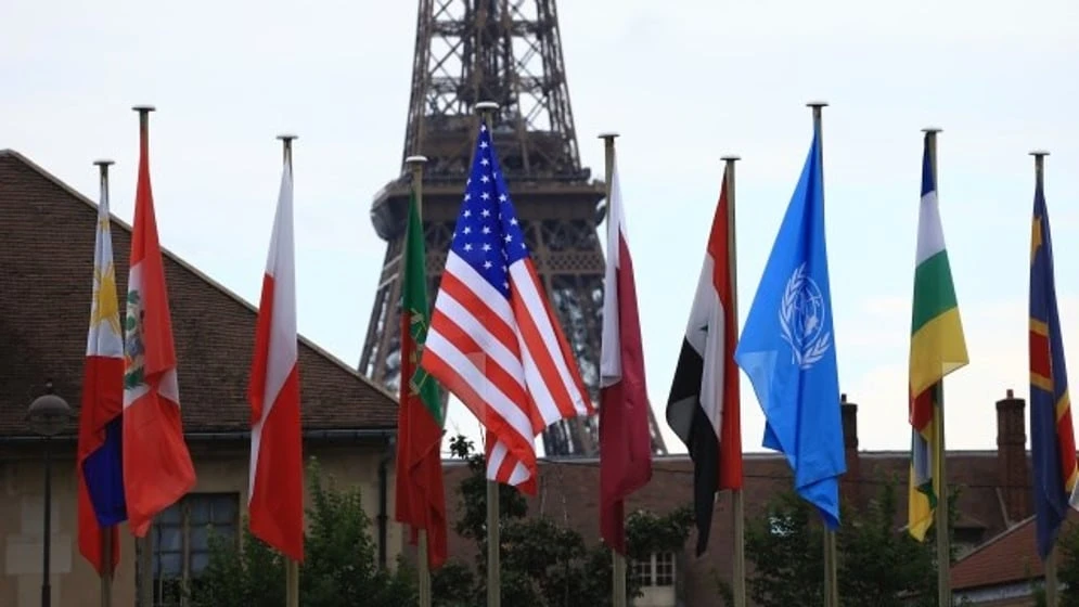 Quốc kỳ Mỹ (thứ năm, từ trái qua) được kéo lên bên ngoài trụ sở UNESCO, tại Paris (Pháp) hôm 25-7. Ảnh: AP