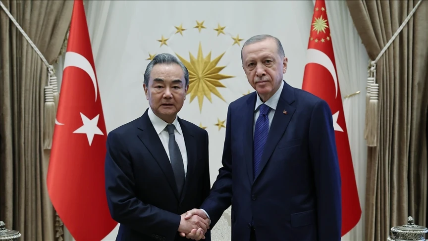 Tổng thống Thổ Nhĩ Kỳ Tayyip Erdogan (phải) gặp Bộ trưởng Ngoại giao Trung Quốc Vương Nghị tại Dinh Tổng thống ở thủ đô Ankara (Thổ Nhĩ Kỳ) ngày 26-7. Ảnh: ANADOLU AGENCY
