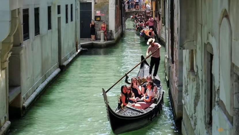 Du khách trên thuyền tham quan thành phố Venice (Ý). Ảnh: REUTERS