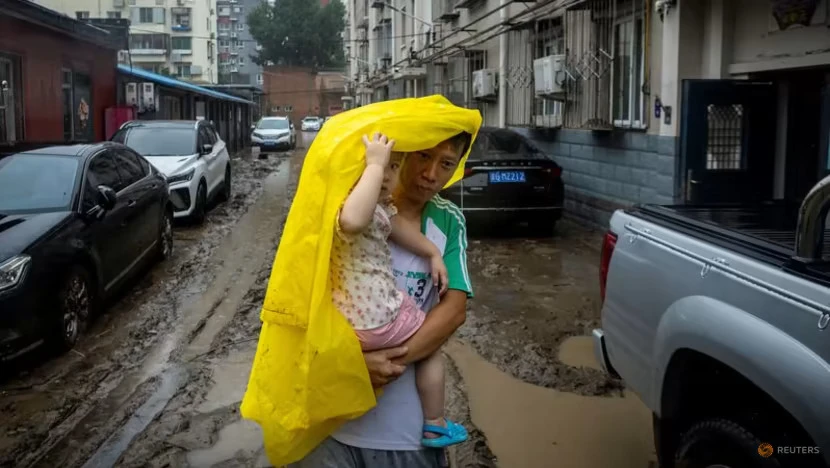 Đường đầy bùn sau mưa lũ, tại Bắc Kinh (Trung Quốc) hôm 1-8. Ảnh: REUTERS