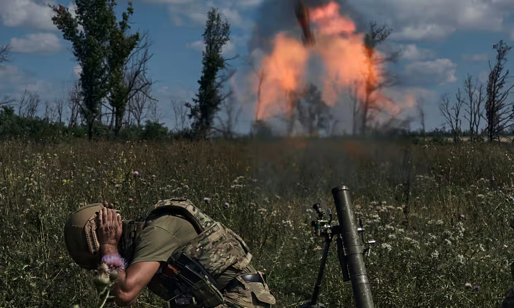 Một binh sĩ Ukraine bắn súng cối về phía các vị trí của Nga ở tiền tuyến gần TP Bakhmut, tỉnh Donetsk, miền đông Ukraine. Ảnh: AP