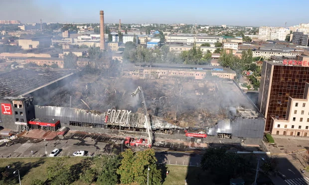 Một siêu thị ở TP Odessa (Ukraine) cháy âm ỉ sau khi bị không kích hôm 14-8. Ảnh: UKRINFORM