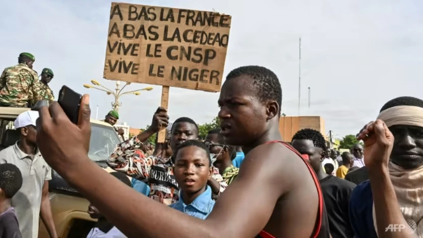 Những người ủng hộ cuộc đảo chính biểu tình tại một sân vận động ở thủ đô Niamey (Niger) ngày 13-8. Ảnh: AFP