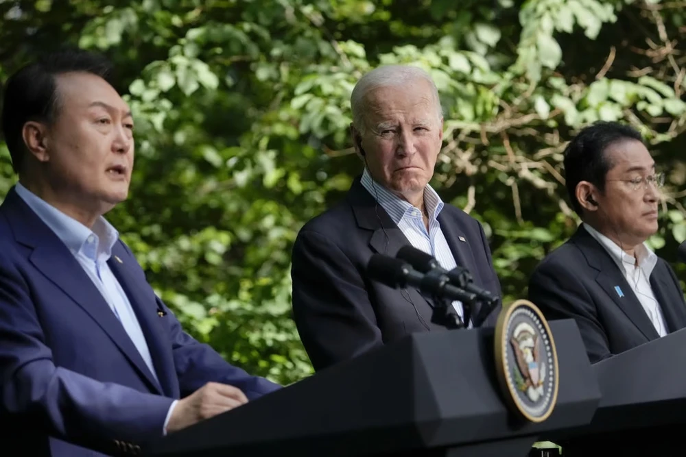 (Từ trái sang) Tổng thống Hàn Quốc Yoon Suk-yeol, Tổng thống Mỹ Joe Biden và Thủ tướng Nhật Fumio Kishida tham dự thượng đỉnh 3 bên tại Trại David, bang Maryland (Mỹ) ngày 18-8. Ảnh: AP