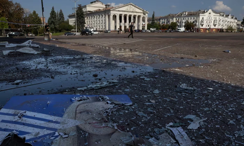 Nhà hát kịch ở TP Chernihiv, tỉnh Chernihiv (Ukraine) hư hại sau cuộc tấn công tên lửa ngày 19-8. Ảnh: GETTY IMAGES