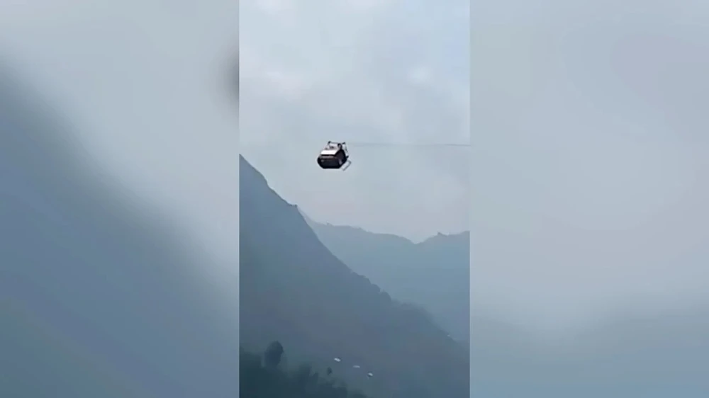 Lực lượng cứu hộ ở Pakistan đang cố gắng tiếp cận 6 trẻ em và 2 người lớn bị mắc kẹt trên cáp treo cao 275 m ở tỉnh Khyber Pakthtunkhawa (Pakistan) ngày 22-8. Ảnh: CNN