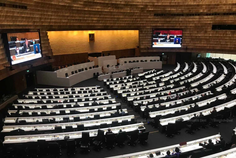 Các thành viên quốc hội Thái Lan tham dự phiên họp bầu thủ tướng ngày 22-8. Ảnh: BANGKOK POST