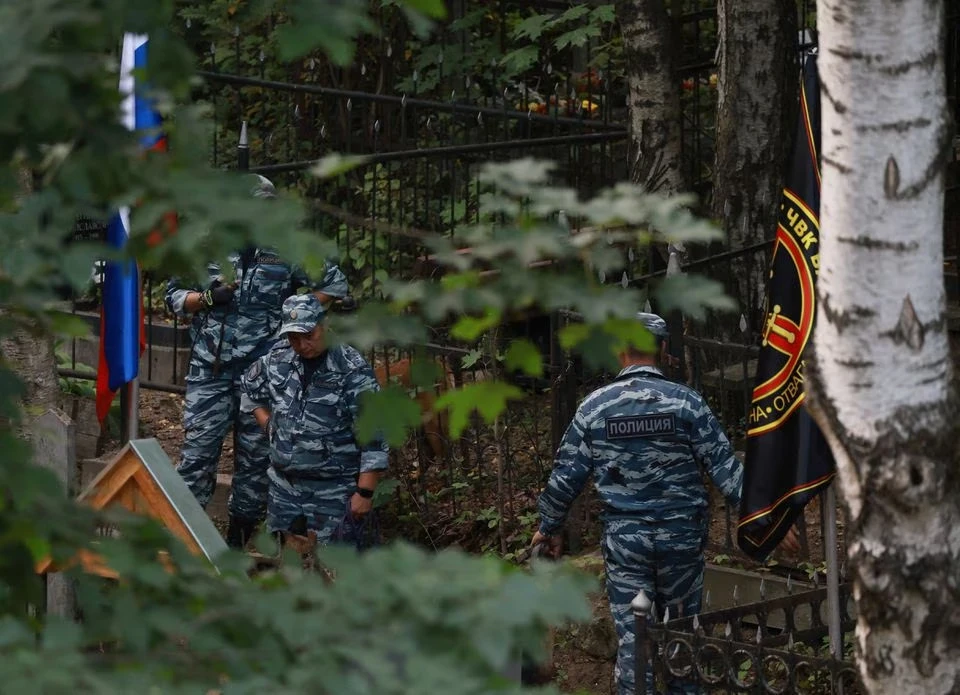 Lực lượng chức năng canh gác gần khu vực mộ của trùm Wagner Yevgeny Prigozhin tại nghĩa trang Porokhovskoye ở ngoại ô TP St Petersburg (Nga) ngày 29-8. Ảnh: REUTERS