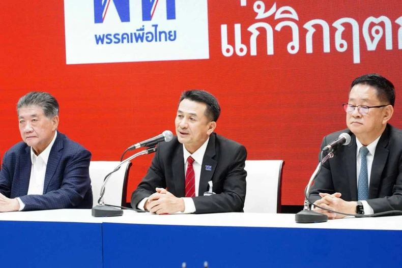 Ông Cholnan Srikaew (giữa) tuyên bố từ chức chủ tịch đảng Vì nước Thái trong cuộc họp báo tối 30-8. Ảnh: BANGKOK POST