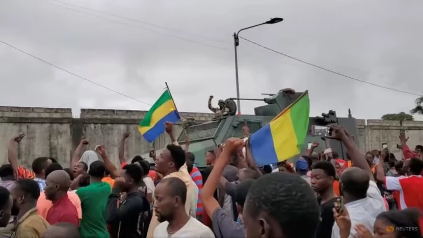 Người dân cầm quốc kỳ Gabon ăn mừng ở thủ đô Libreville (Gabon) ngày 30-8. Ảnh: AFP