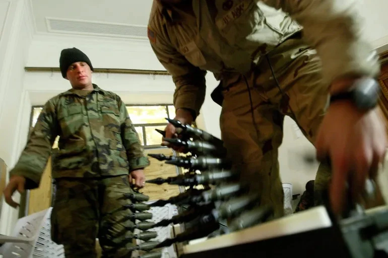 Lính Mỹ đóng gói đạn uranium nghèo 25 mm vào hộp đạn tại một căn cứ ở TP Tikrit (Iraq) năm 2004. Ảnh: EPA