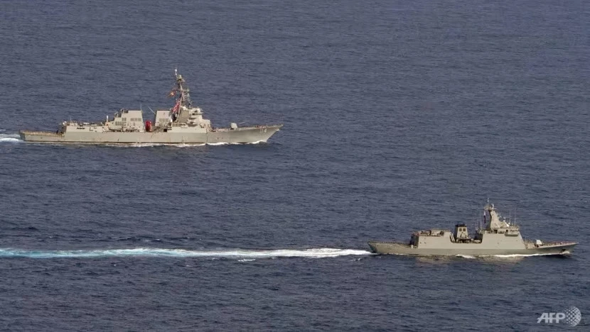 Tàu khu trục tên lửa dẫn đường USS Ralph Johnson của Hải quân Mỹ (trái) và tàu khu trục BRP Jose Rizal của Hải quân Philippines đi qua vùng biển phía tây đảo Palawan ở Biển Đông ngày 4-9. Ảnh: AFP