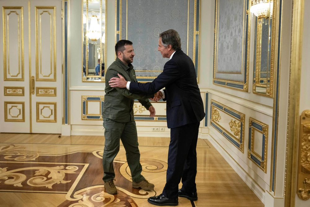 Tổng thống Ukraine Volodymyr Zelensky (trái) chào đón Ngoại trưởng Mỹ Antony Blinken tại thủ đô Kiev (Ukraine) ngày 6-9. Ảnh: AFP