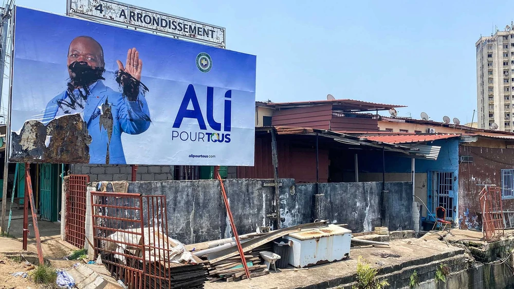 Một bảng quảng cáo tranh cử của Tổng thống Gabon vừa bị lật đổ - ông Ali Bongo ở thủ đô Libreville (Gabon) bị bôi đen ngày 31-8. Ảnh: AFP