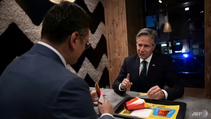 Ngoại trưởng Mỹ Antony Blinken (phải) ngồi cùng Ngoại trưởng Ukraine Dmytro Kuleba tại một cửa hàng McDonald's ở thủ đô Kiev (Ukraine) ngày 6-9. Ảnh: AFP