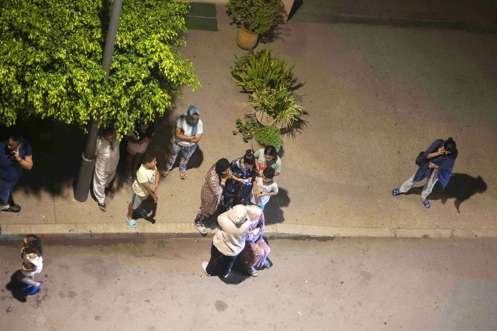 Mọi người tụ tập trên đường phố rạng sáng 9-9 sau trận động đất mạnh ở Morocco. Ảnh: AP