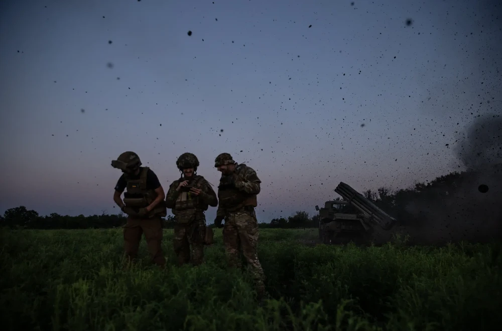 Lính Ukraine khai hỏa pháo phản lực Grad ở TP Bakhmut (tỉnh Donetsk) vào tháng 7. Ảnh: THE NEW YORK TIMES