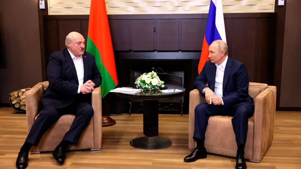 Tổng thống Nga Vladimir Putin (phải) và Tổng thống Belarus Alexander Lukashenko hội đàm ở TP Sochi, tỉnh Krasnodar (Nga) ngày 15-9. Ảnh: SPUTNIK