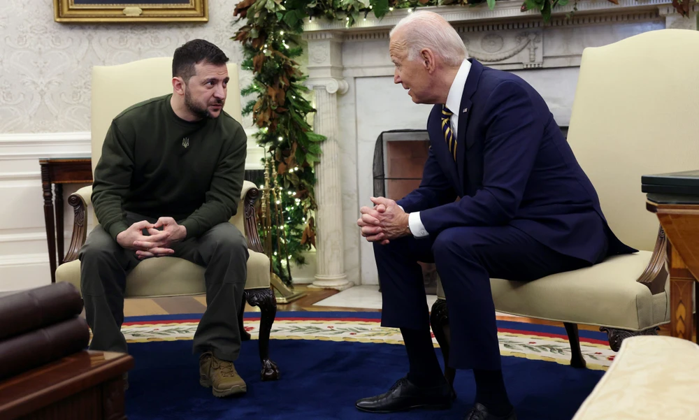 Tổng thống Mỹ Joe Biden (phải) tiếp Tổng thống Ukraine Volodymyr Zelensky tại Nhà Trắng, thủ đô Washington D.C (Mỹ) vào tháng 12-2022. Ảnh: GETTY IMAGES
