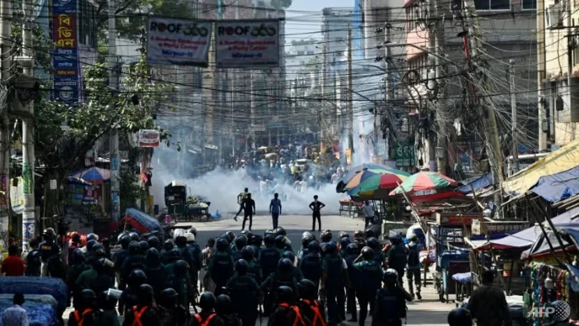 Bangladesh: Hàng nghìn công nhân biểu tình bạo lực đòi tăng lương khiến hàng trăm nhà máy đóng cửa