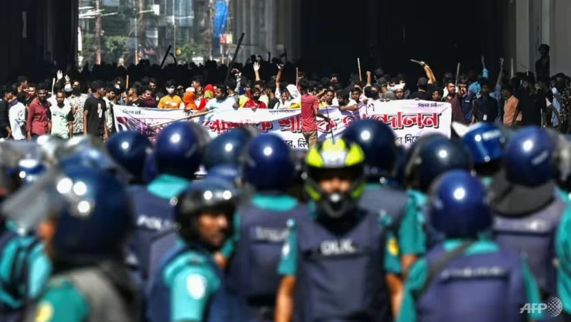 Bangladesh: Hàng nghìn công nhân biểu tình bạo lực đòi tăng lương khiến hàng trăm nhà máy đóng cửa