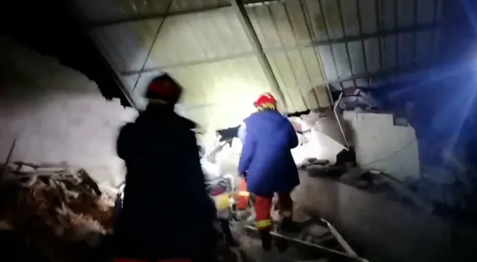 Đài truyền hình nhà nước Trung Quốc CCTV phát sóng hình ảnh thiệt hại sau trận động đất. ẢNH: CNN