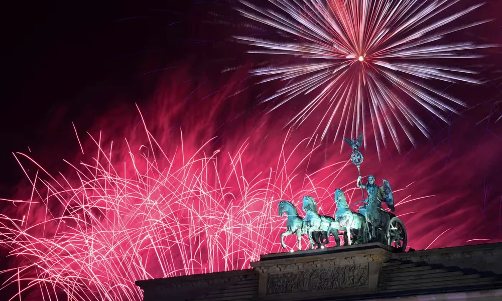 Ảnh, video: Châu Âu, Trung Đông, châu Phi rực rỡ pháo hoa đón chào năm mới 2024