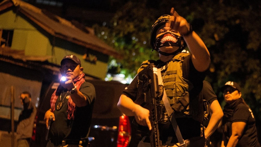 Đặc vụ và cảnh sát Philippines khám trong chiến dịch chống ma túy dưới thời Tổng thống Rodrigo Duterte