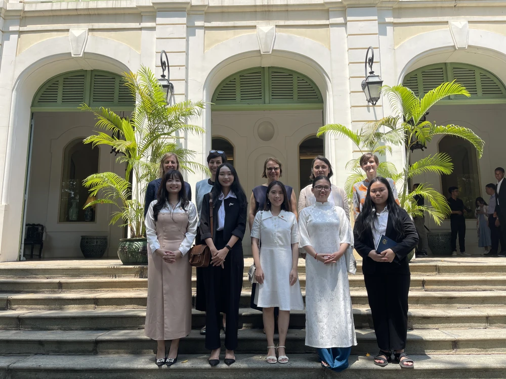 Trải nghiệm “một ngày làm Tổng Lãnh sự”