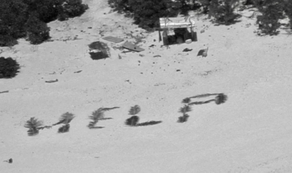 Dùng lá dừa xếp chữ HELP, 3 ngư dân được cứu khỏi đảo hoang