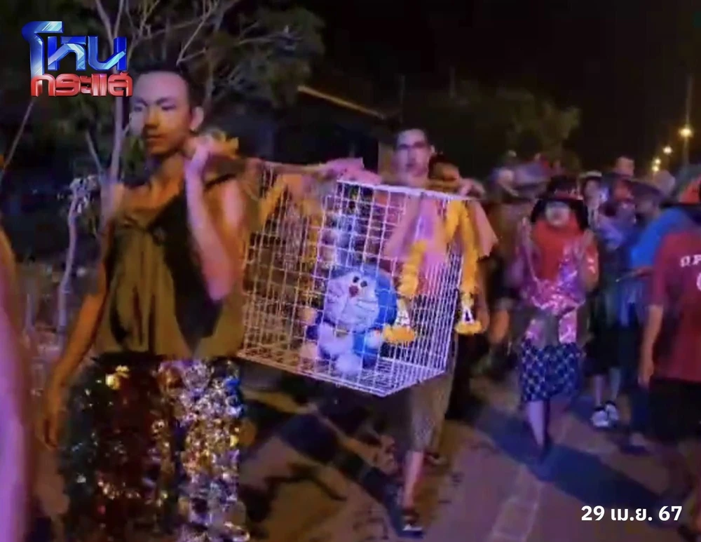 Muôn kiểu chống nắng, cầu mưa