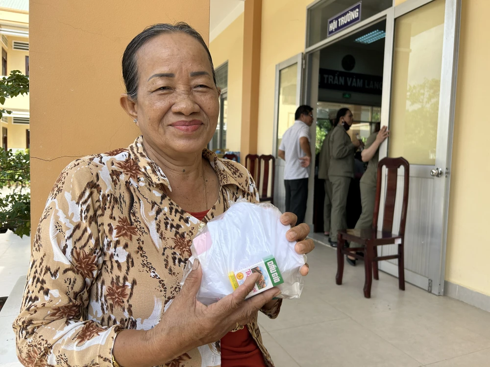 Người dân vui mừng khi nhận được thuốc. Ảnh: HẢI DƯƠNG