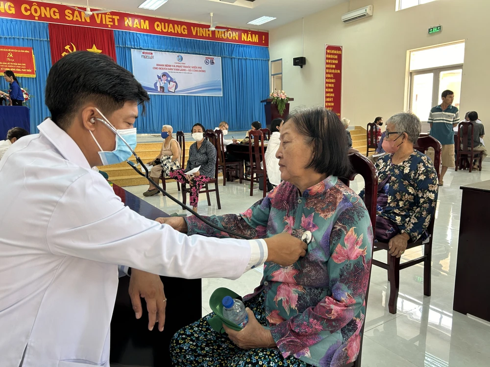 Các bác sĩ đang khám bệnh, tư vấn sức khỏe cho bà con tại xã Kiểng Phước và thị trấn Vàm Láng. Ảnh: HẢI DƯƠNG