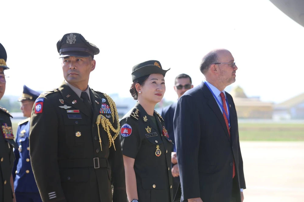 Chùm ảnh: Ông Austin đến Campuchia