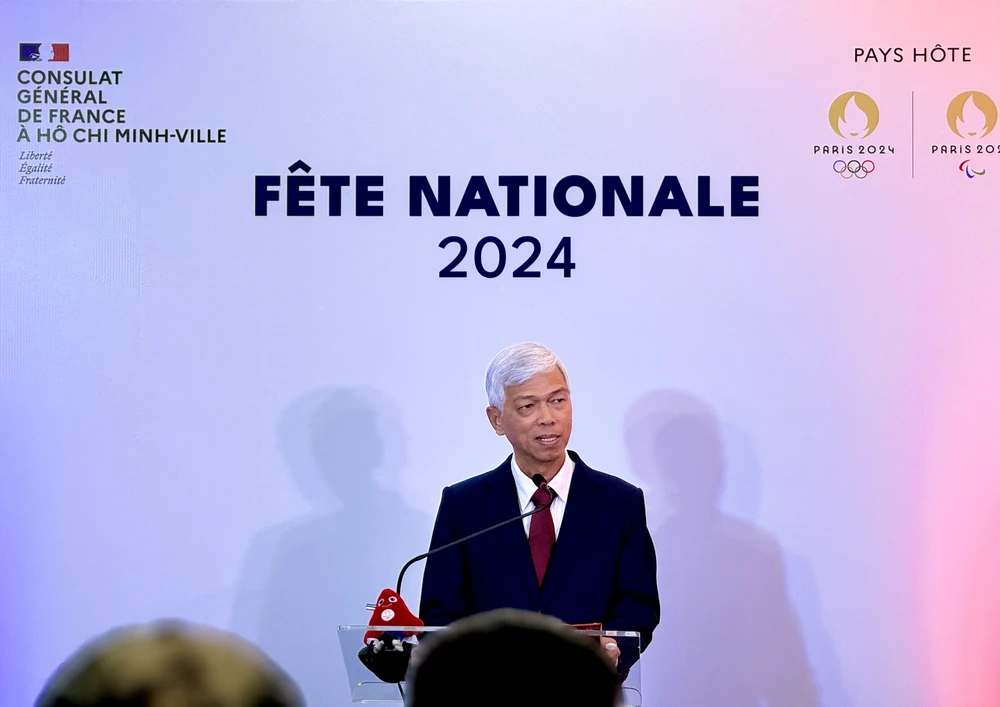 quoc-khanh-phap-1.png