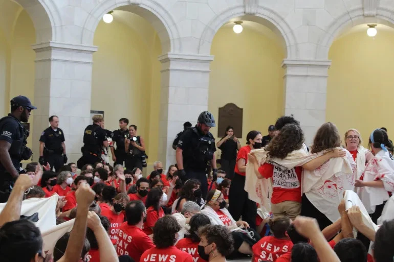 Người biểu tình tràn vào quốc hội Mỹ-2.jpg