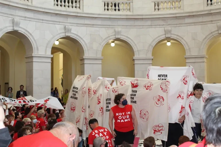 Người biểu tình tràn vào quốc hội Mỹ.jpg