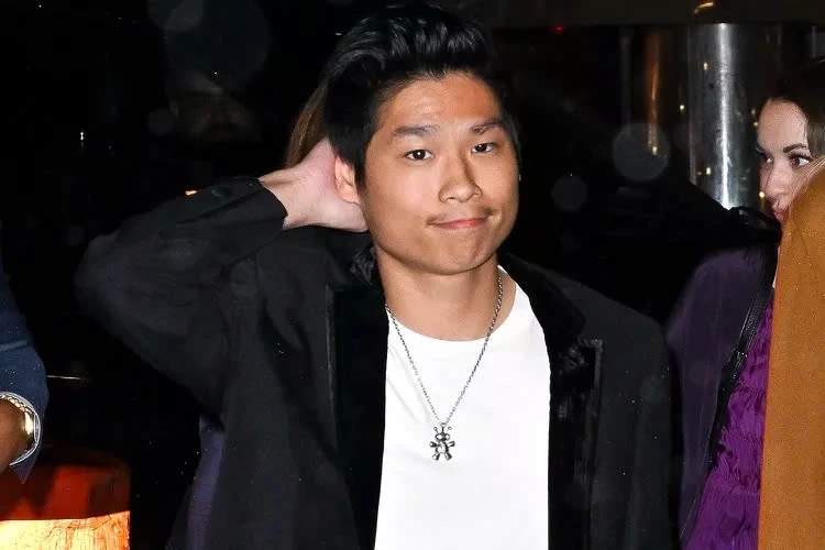 Pax Thiên rời phòng chăm sóc đặc biệt, bắt đầu vật lý trị liệu sau tai nạn nghiêm trọng