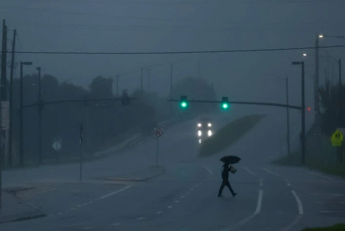 Trung tâm Bão Quốc gia Mỹ (NHC) đưa tin cơn bão Milton đã đổ bộ vào bang Florida với gió cực mạnh và lũ quét, có báo cáo về thương vong.